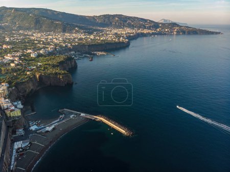 Téléchargez les photos : Superbe vue d'été depuis le drone volant de Meta, commune de la ville métropolitaine de Naples, région Campanie, Italie, Europe. Merveilleux paysage marin de la mer Méditerranée. - en image libre de droit