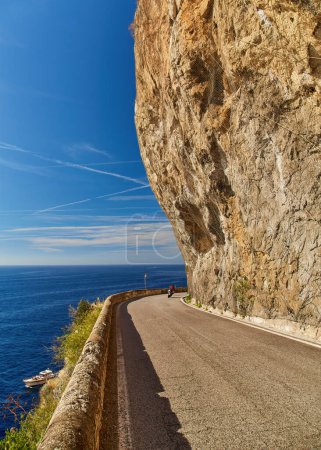 Téléchargez les photos : Route sinueuse le long de la côte amalfitaine en Italie. - en image libre de droit