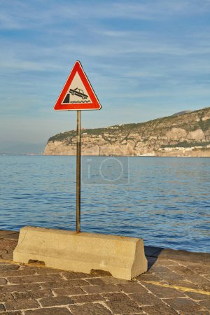 Téléchargez les photos : Panneau routier international 'Quai ou rive non protégés'. Il montre une voiture tombant dans l'eau, Port de Sorento, Italie - en image libre de droit