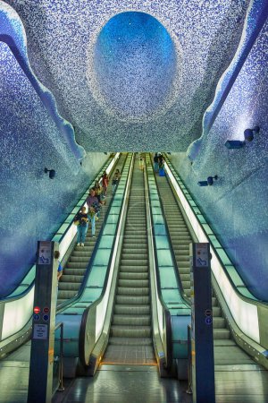 Téléchargez les photos : Naples, Italie - 24 octobre 2019 : La station de métro Toledo dans le centre de Napoli, Italie - en image libre de droit