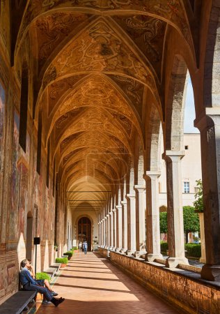Téléchargez les photos : Naples, Italie - 25 octobre 2019 : Vue des arcades décorées de fresques du Complexe Monumental Sainte Claire à Naples, Italie. - en image libre de droit