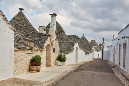 Foto de Alberobello, Puglia, Italia: Paisaje urbano sobre los tejados tradicionales de los Trulli, casas originales y antiguas de esta región, Apulia - Imagen libre de derechos