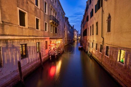 Foto de Canal nocturno en Venecia con hermosas luces, Venecia, Italia - Imagen libre de derechos