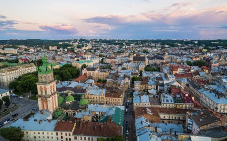 Téléchargez les photos : Toits de la vieille ville de Lviv en Ukraine pendant la journée. L'atmosphère magique de la ville européenne. Point de repère, l'hôtel de ville et la place principale. Photo de drone. - en image libre de droit