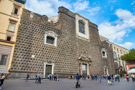 Foto de Nápoles, Italia - 25 de octubre de 2019: Obelisco del siglo XVII en la Piazza San Domenico Maggiore de Nápoles, Italia - Imagen libre de derechos