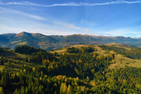 Téléchargez les photos : Coucher de soleil sur les montagnes dans les Carpates ukrainiennes. Vue aérienne du drone. - en image libre de droit