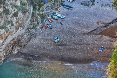 Téléchargez les photos : Fiordo di Furore Beach Fjord de Furore à partir du pont, un endroit caché magnifique insolite dans la province de Salerne dans la région Campanie du sud-ouest de l'Italie. - en image libre de droit