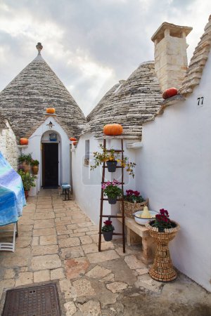 Foto de Las casas Trulli tradicionales en la ciudad de Alberobello, Apulia, Italia - Imagen libre de derechos
