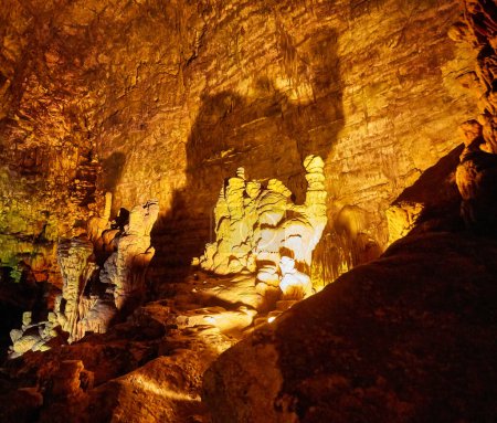 Foto de Cueva de Grotta Bianca en Grotte di Castellana llena de estalactitas y estalagmitas en Puglia, Italia - Imagen libre de derechos