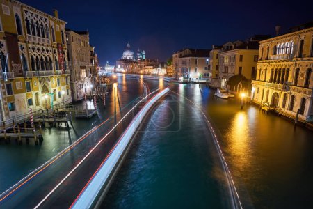 Foto de Venecia. Imagen de la ciudad del Gran Canal de Venecia, con la Basílica de Santa Maria della Salute al fondo. - Imagen libre de derechos