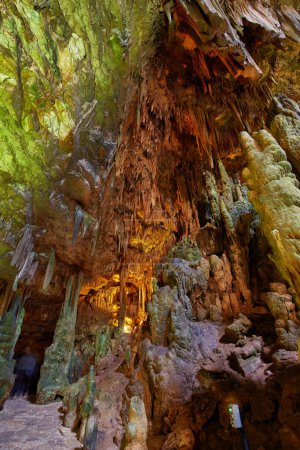 Foto de Las Cuevas de Castellana son un notable sistema de cuevas kársticas ubicado en el municipio de Castellana Grotte, Italia. - Imagen libre de derechos