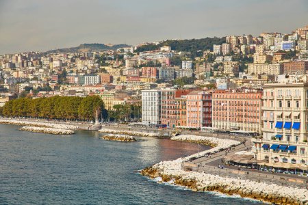Foto de Vista panorámica de Nápoles desde el castillo de Huevos en el terraplén del Golfo de Nápoles - Imagen libre de derechos