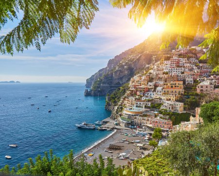 Téléchargez les photos : Vue de la ville de Positano avec des fleurs, Côte amalfitaine, Italie - en image libre de droit
