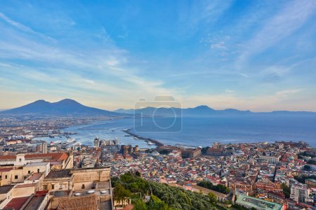 Foto de Panorama de Nápoles, vista del puerto en el Golfo de Nápoles y el Monte Vesubio. La provincia de Campania. Italia. - Imagen libre de derechos