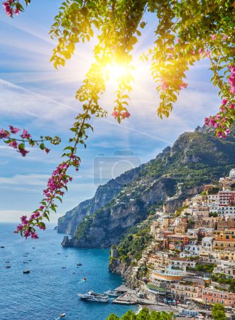 Foto de Vista panorámica de Positano con playas cómodas y mar azul en la costa de Amalfi en Campania, Italia. Costa Amalfitana es un destino popular de viajes y vacaciones en Europa. - Imagen libre de derechos