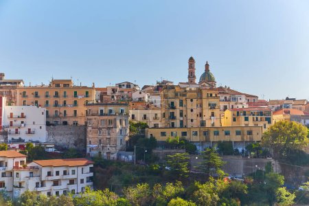 Foto de La ciudad de Vietri Sul Mare en la costa de Amalfi, región de Campania en Italia - Imagen libre de derechos