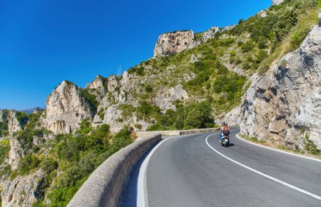 Téléchargez les photos : La route le long de la côte amalfitaine. Italie - en image libre de droit