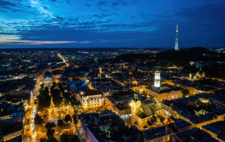 Téléchargez les photos : Vue panoramique sur le coucher du soleil au-dessus de la vieille ville européenne. vue d'oeil d'oiseau. - en image libre de droit