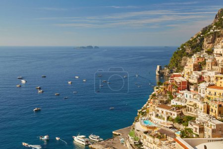 Téléchargez les photos : Beau paysage avec la ville de Positano sur la célèbre côte amalfitaine, Italie - en image libre de droit