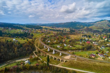 Téléchargez les photos : Vue aérienne depuis un drone. Vue aérienne incroyable sur le Viaduc est un pont en arc de pierre autrichien à Vorokhta Ukraine. Jour d'automne nuageux dans les Carpates - en image libre de droit