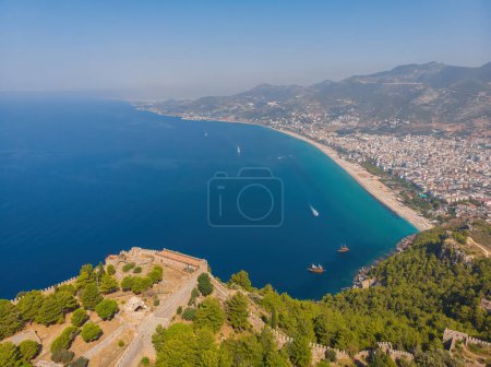 Foto de An aerial view of the bay Alanya in Antalya Turkey. Sea and city with an open sky. Kizil Kule - Alanya - Imagen libre de derechos