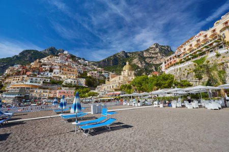 Téléchargez les photos : Vue panoramique de Positano avec plages confortables et mer bleue sur la côte amalfitaine en Campanie, Italie. Côte amalfitaine est une destination de voyage et de vacances populaire en Europe. - en image libre de droit