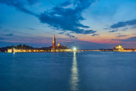 Foto de Vista panorámica de la iglesia y la isla de San Jorge en el canal de Giudecca, vista de noche desde el distrito de San Marcos en Venecia, Italia - Imagen libre de derechos