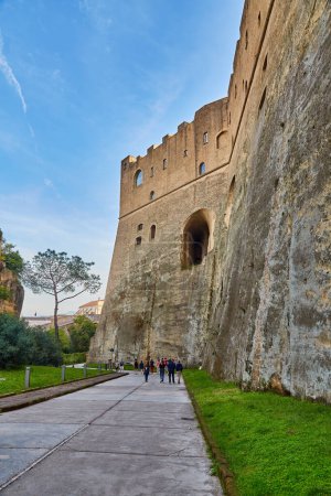 Téléchargez les photos : Naples, Italie - 24 octobre 2019 : Castel Saint Elmo est le point de vue panoramique de la ville à ne pas manquer pour les touristes à la recherche d'un paysage urbain aérien - en image libre de droit