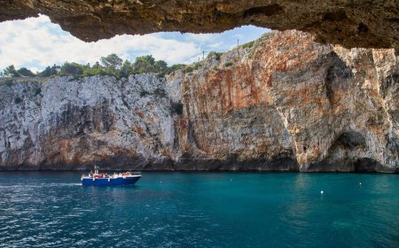 Foto de Apulia, Grotta Zinzulusa, Italia - Una lancha a motor en la famosa gruta de Zinzulusa - Imagen libre de derechos