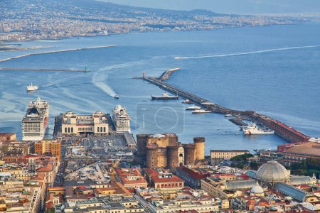 Foto de Vista aérea de Nápoles desde el distrito de Vomero. Se puede ver Castel Sant 'elmo en primer plano, mientras que en el fondo el puerto de la ciudad. Hay casas y edificios. - Imagen libre de derechos