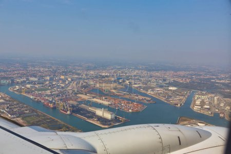 Foto de Vista de la laguna de Venecia y el ala de una ventana de avión - Imagen libre de derechos