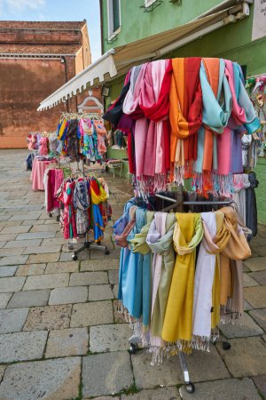 Téléchargez les photos : Marchandises sur le marché de Murano en été, Venise, Italie - en image libre de droit
