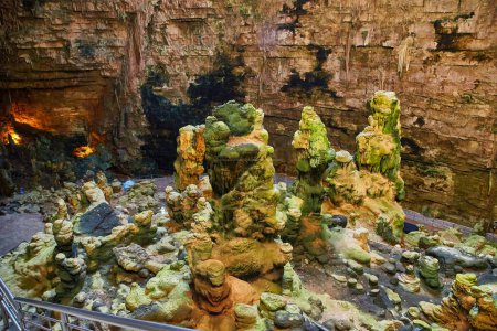 Téléchargez les photos : Grotte de Grotta Bianca à Grotte di Castellana pleine de stalactites et stalagmites dans les Pouilles, Italie - en image libre de droit
