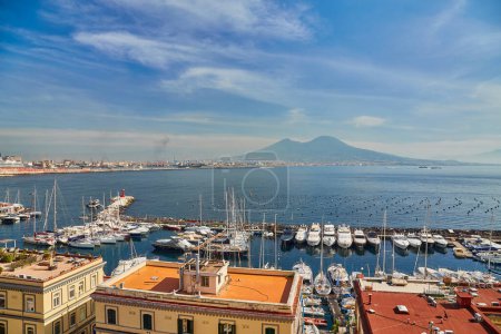 Foto de Panorama de Nápoles, vista del puerto en el Golfo de Nápoles y el Monte Vesubio. La provincia de Campania. Italia. - Imagen libre de derechos