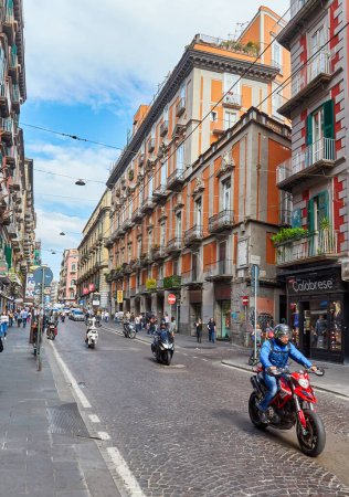 Téléchargez les photos : Naples, Italie - 25 octobre 2019 : Petite rue romantique classique avec beaucoup de motos et de scooters dans le centre historique de Naples, Italie - en image libre de droit