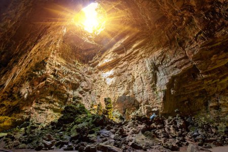 Foto de Cuevas de Castellana, Puglia, Italia. Se elevan a menos de dos kilómetros de la ciudad en el sureste de Murge a 330 m.s.l.m. meseta de piedra caliza formada en el Cretácico superior. - Imagen libre de derechos