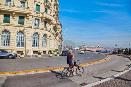 Foto de Nápoles, Italia - 24 de octubre de 2019: Encantador paisaje urbano que incluye paseo marítimo, calle y edificios en Nápoles, Campania, Italia - Imagen libre de derechos