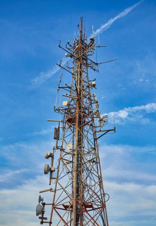 Foto de Equipo de comunicación de red de radio LTE con módulos inalámbricos y antenas inteligentes montadas en metal sobre el fondo del cielo de nubes. Torre de telecomunicaciones de celular 4G y 5G. Estación base Macro. - Imagen libre de derechos