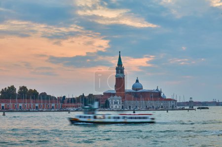 Téléchargez les photos : Vue panoramique de l'église et de l'île Saint-Georges dans le canal de Giudecca, vue de nuit depuis le quartier Saint-Marc à Venise, Italie - en image libre de droit