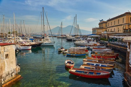 Foto de Nápoles, Italia - 24 de octubre de 2019: Barcos en el muelle del paseo marítimo de Via Nazario Sauro, Campania, Italia - Imagen libre de derechos