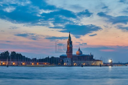 Foto de Venecia Panorama timelapse con la isla de Giudecca, la Madonna della Salute Church, Palacio Ducal, Plaza de San Marcos vista desde el campanario del St. George. - Imagen libre de derechos