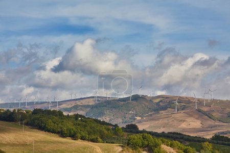 Foto de Carreteras del sur de Italia Puglia con el paisaje de colinas, campos y turbinas eólicas. - Imagen libre de derechos