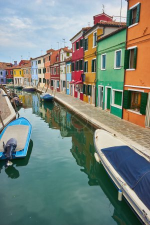 Foto de Casas coloridas en el canal en la isla de Burano, Venecia, Italia. Famoso destino de viaje. - Imagen libre de derechos