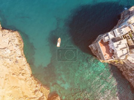 Foto de Vista aérea de Polignano a Mare, un pueblo construido en el borde de los acantilados de arenisca sobre el mar Adriático en Apulia, Italia. Drone fotografía de la bahía de Lama Monachile. - Imagen libre de derechos