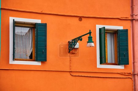 Téléchargez les photos : Île de Burano, mur coloré traditionnel de la vieille maison commune et une lanterne de rue, arrière-plan architectural. - en image libre de droit