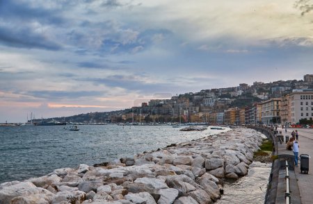 Foto de Vista panorámica de Nápoles desde el castillo de Huevos en el terraplén del Golfo de Nápoles en Nápoles, Italia. - Imagen libre de derechos