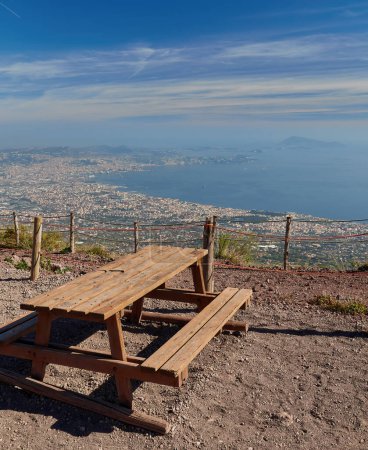 Téléchargez les photos : Mont Vesuv paysage volcanique et banc de détente avec vue aérienne pour Naples, concept de voyage, Italie - en image libre de droit