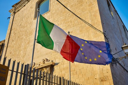 Téléchargez les photos : Drapeaux nationaux de l'Italie et de l'Union européenne UE sur le bâtiment - en image libre de droit