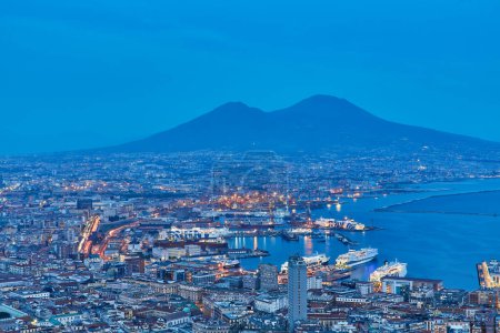 Téléchargez les photos : Naples, Italie - 24 octobre 2019 : Panorama de Naples et du Vésuve, Italie - en image libre de droit