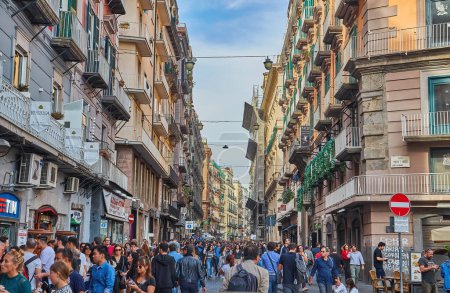 Foto de Nápoles, Italia - 24 de octubre de 2019: Vista de una calle llena de gente Via Toledo con las tiendas, cafeterías, tiendas de recuerdos en el centro histórico de Nápoles - Imagen libre de derechos